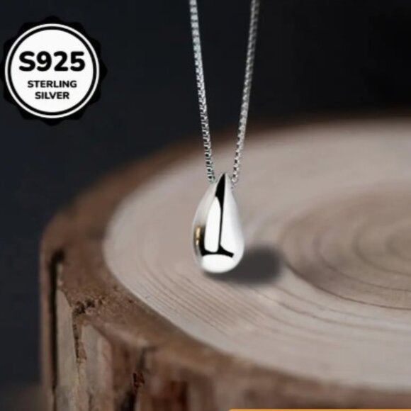 Silvery Teardrop Necklace New in Box - Picture 1 of 4